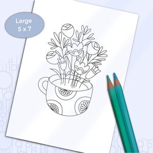 Carta da colorare Tazza da tè con fiori, carta da scarabocchio disegnata a mano da colorare, bouquet stampabile in una tazza di cancelleria