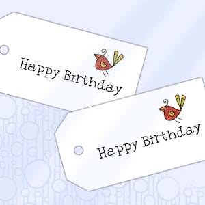 Puede incluir: Dos etiquetas de regalo blancas con una ilustración de un pájaro rojo y el texto "Happy Birthday".