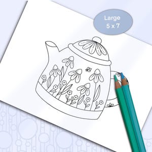 Cartão para colorir chaleira, cartão de felicitações em branco desenhado à mão, bule de chá floral para colorir com rabiscos para impressão, cartão dobrado 5x7