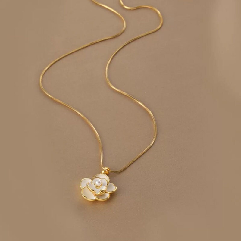 Camelia pearl necklace