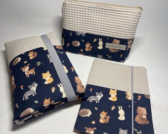 Wickeltasche, Kulturtasche und U-Heft Hülle  Waldtiere blau beige