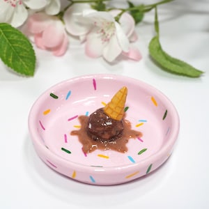 Plato porta anillos con forma de cono de helado de chocolate hecho a mano