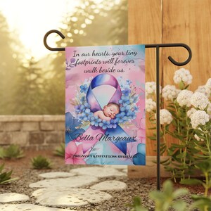 Bandiera da giardino personalizzata per la consapevolezza della perdita infantile - Omaggio commemorativo - Regalo di supporto per la perdita della gravidanza in caso di aborto spontaneo