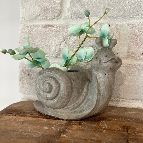 Charming Cement Snail Planter - Perfect for Succulents, Indoors and Outdoors, Paintable & Versatile