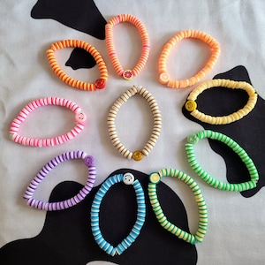 Clay Perlenarmband mit Stickern