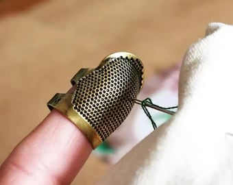 Copper Thimble Sewing Retro Finger Protector Anti Slip Ring to Protect Fingers during Sewing Embroidery Needlework Metal Sewing thimble.