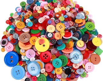 Puede incluir: Un vibrante surtido de botones de costura en varios tamaños y colores, incluyendo rojo, azul, verde, amarillo y rosa. Los botones son de plástico y están dispuestos en un montón. Ideal para manualidades y proyectos de costura.