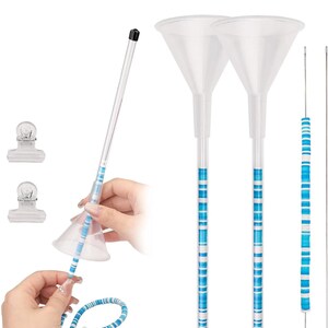 Könnte beinhalten: Set aus zwei durchsichtigen Plastiktrichtern mit blau-weiß gestreiften Stielen, zwei durchsichtigen Plastikklammern und zwei durchsichtigen Plastikwerkzeugen mit blau-weiß gestreiften Stielen.