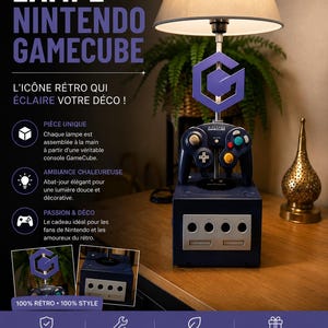 Peut inclure: Lampe Nintendo GameCube unique et rétro, fabriquée à la main. Elle présente une base de console bleu marine, un contrôleur assorti et un abat-jour beige. Le logo GameCube violet est mis en avant. Idéale pour les fans de jeux vidéo.