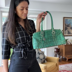 Vintage Dooney & Bourke krokodillenleertas met reliëf | Smaragdgroen | Zilveren hardware | Serienummer HA325288 | jaren 2000 | Uitstekende staat