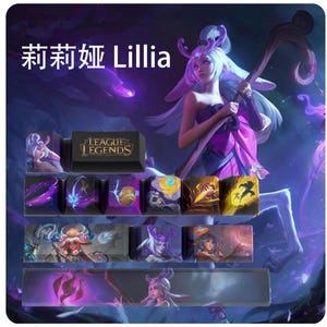 Può includere: Una tastiera viola e blu a tema League of Legends. La tastiera presenta un cappuccio per tasti con un'immagine viola e blu del personaggio Lillia del gioco. Il testo "莉莉娅 Lillia" è anche visibile sulla tastiera.