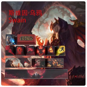 Puede incluir: Teclas de teclado con temática de League of Legends con Swain, el Gran General noxiano. Las teclas son negras con acentos rojos y presentan imágenes de Swain y sus dragones. Las teclas también incluyen el logotipo de League of Legends.
