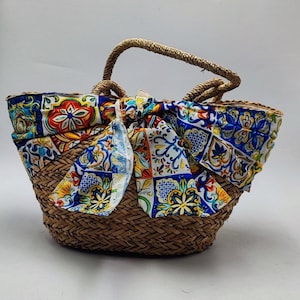 Handmade Sicilian Coffa Bag – Traditional Woven Palm with Tile Print Scarf