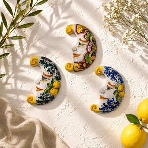 Handgjort sicilianskt keramiskt månansikte – Caltagirone väggdekoration (16 x 10 cm)