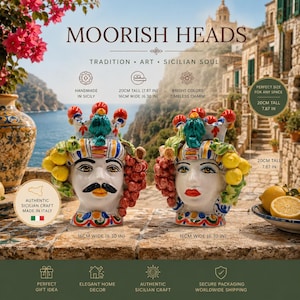 Op de afbeelding: Twee keramische plantenbakken in de vorm van Moorse hoofden met handbeschilderde details, waaronder kronen, gele citroenen en rode druiven. Elk stuk is 20 cm hoog en 16 cm breed. De tekst "MOORISH HEADS" staat bovenaan de afbeelding.
