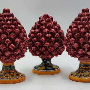 Handgemachte sizilianische Keramik-Kieferzapfen in Rosso Caltagirone mit dekorativem Sockel - 20 cm (7.87 “) – Caltagirone-Keramik