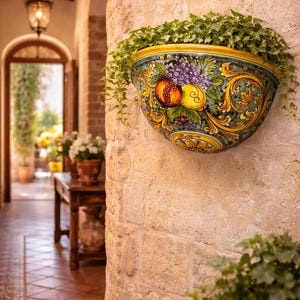 Handbemalte sizilianische Wandpflanzer – authentische Ceramica di Caltagirone, Traforato Design, Made in Italy