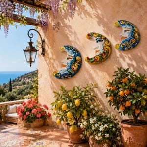 Puede incluir: Tres placas de pared de cerámica en forma de media luna con rostros pintados a mano y coloridos motivos de cítricos en azul, amarillo y verde. El arte decorativo de pared está montado sobre una pared texturizada de color melocotón.