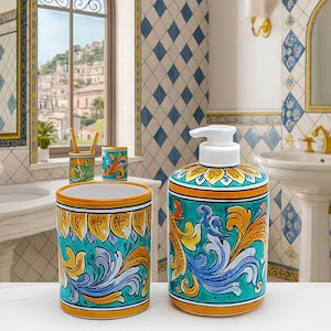 Pode incluir: Conjunto de dispensador de sabonete e porta-escova de dentes em cerâmica Caltagirone artesanal. O conjunto apresenta um design floral turquesa, amarelo e azul. O dispensador de sabonete tem uma bomba branca. 14 cm de altura.