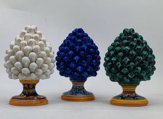 シチリア島カルタジローネ産の手作り陶器製松ぼっくり。幸運のシンボル