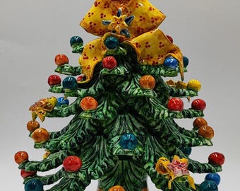 白いクリスマスツリー、波状の表面を持つ陶器のクリスマスツリー、尖っ