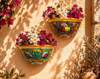 Fioriera da muro siciliana dipinta a mano – Autentica Ceramica di Caltagirone, Design Traforato, Made in Italy