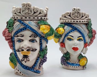 Handgefertigte Caltagirone Keramik Teste di Moro: Gekrönte sizilianische Köpfe mit Zitrone und Traube