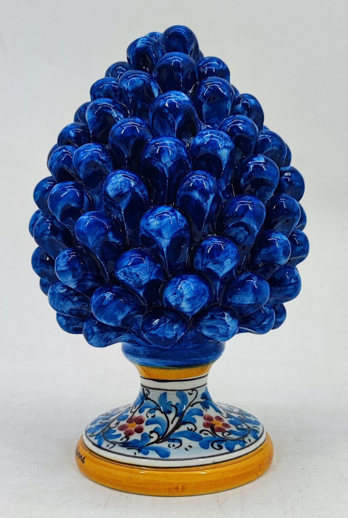 中国古美術・蔵伝工芸・花糸モザイク宝石・天然サザエ包銀 法螺法器・置物・文房具 シチリア島カルタジローネ産の手作り陶器製松ぼっくり。幸運のシンボル