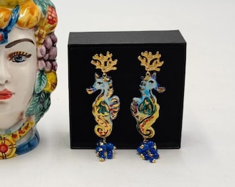 Orecchini a forma di cavalluccio marino dipinti a mano – Motivo corallo, gioielli mediterranei con perline blu