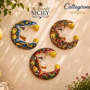 Handgemaakte Siciliaanse maangezicht wanddecoratie – Ceramica di Caltagirone, Mediterrane kunst
