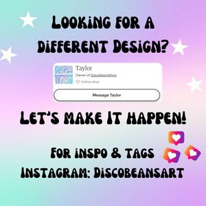 Op de afbeelding: Een afbeelding met een pastelkleurige gradi&euml;nt achtergrond en witte sterren. De tekst luidt "LOOKING FOR A DIFFERENT DESIGN?" en "LET'S MAKE IT HAPPEN!". Een Instagram-profielkaart is aanwezig, samen met de tekst "FOR INSPO & TAGS INSTAGRAM: DISCOBEANSART".