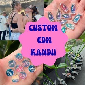 Puede incluir: Un collage con joyería kandi EDM personalizada. La joyería incluye dijes en forma de botella con rayos y el año 2025, y dijes redondos con el texto "Symbolic Touch". La imagen también incluye un fondo rosa con el texto "CUSTOM EDM KANDI!"