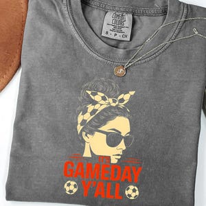 Fußball Mama Shirt, Fußball Mama Tshirt Spieltag Shirt, Shirt für Fußball Mama, Tshirt Fußball Mama, Komfort Farben Fußball Mama Shirt, Fußball Elternteil
