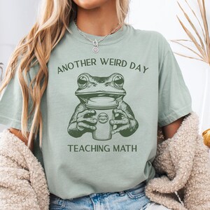 Weird Frog wiskundeleraar koffieliefhebber comfort kleuren T-shirt