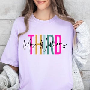 Tshirt de professeur de troisième année, enseignant de troisième année drôle, humour de troisième année, chemises assorties chemises de troisième année, couleurs confort troisième année