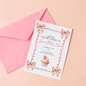 以下が含まれることがあります： ピンク色の封筒と、Sara Beth's Cafeのオープニングの招待状。カードには赤い縁取り、イチゴのリボンアクセント、カップケーキのイラストが描かれています。カードのテキストには「Sara Beth's Cafeのオープニングにご参加ください」とイベントの詳細が記載されています。