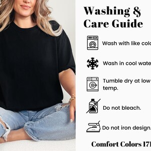 Peut inclure: Un t-shirt noir Comfort Colors 1717. L'image comprend un guide de lavage et d'entretien avec les instructions : laver avec des couleurs similaires, laver &agrave; l'eau froide, s&eacute;cher par culbutage &agrave; basse temp&eacute;rature, ne pas javelliser et ne pas repasser le motif.