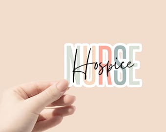 Könnte beinhalten: Ein Aufkleber mit dem Wort "NURSE" in bunten Buchstaben, wobei das Wort "Hospice" in schwarzer Schrift in der Mitte der Buchstaben steht.