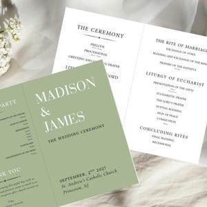 Può includere: Un programma di matrimonio piegato con una copertina verde salvia e testo bianco che recita Madison & James, The Wedding Ceremony, September 2nd 2027, St. Andrew's Catholic Church, Princeton, NJ. L'interno mostra testo nero su carta bianca.