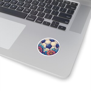 Puede incluir: Un bal&oacute;n de f&uacute;tbol blanco y negro con un dise&ntilde;o floral colorido. Las flores son rosas, rojas, naranjas y azules.