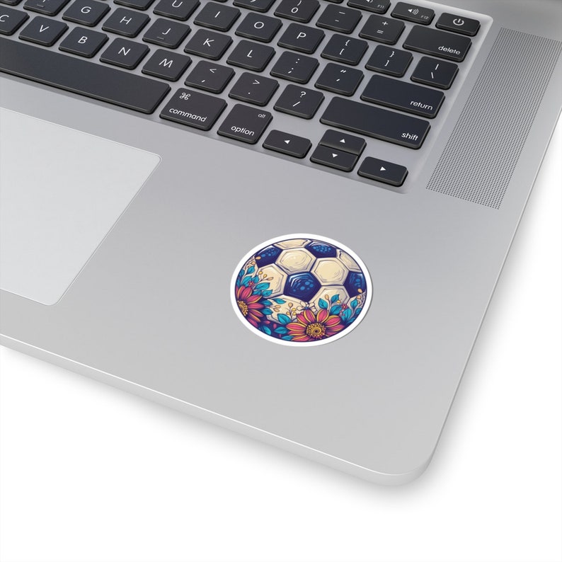 Puede incluir: Un bal&oacute;n de f&uacute;tbol blanco y negro con un dise&ntilde;o floral colorido. Las flores son rosas, rojas, naranjas y azules.