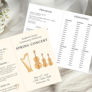 Pode incluir: Um programa de concerto creme com ilustrações de harpa e instrumentos de cordas. O programa inclui os detalhes do Concerto de Primavera da Orquestra Comunitária do Condado de Sanford, data, hora e local. O programa também lista o programa e o pessoal.