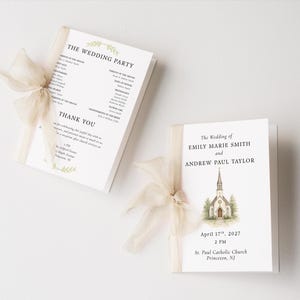 Op de afbeelding: Twee witte trouwprogramma's, elk gebonden met een doorschijnend beige lint. Eén programma toont "THE WEDDING PARTY" en "THANK YOU". De andere toont een kerkillustratie en leest "The Wedding of EMILY MARIE SMITH and ANDREW PAUL TAYLOR".