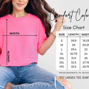 Peut inclure: Un t-shirt unisexe rose vif avec les mots "Comfort Colors" et un tableau des tailles. Le tableau indique les mesures en pouces pour les tailles S &agrave; 4XL. Le t-shirt est &eacute;tiquet&eacute; 1717 unisex tee shirt.