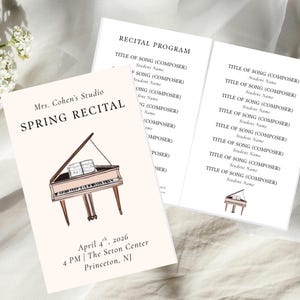 Op de afbeelding: Een recitalprogramma en uitnodiging met een piano-illustratie. De uitnodiging luidt "Mrs. Cohen's Studio Spring Recital" met datum en tijd. Het programma bevat songtitels en namen van studenten. Het ontwerp is in zachte beige tinten.