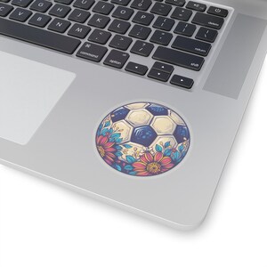 Puede incluir: Un bal&oacute;n de f&uacute;tbol blanco y negro con un dise&ntilde;o floral. Las flores son en tonos de rosa, rojo, azul y amarillo.