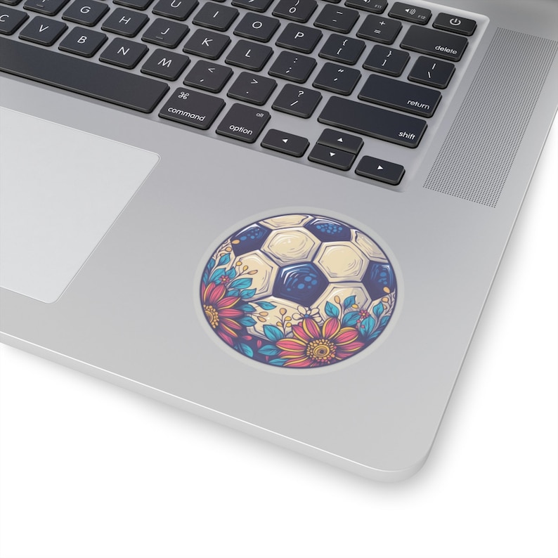 Puede incluir: Un bal&oacute;n de f&uacute;tbol blanco y negro con un dise&ntilde;o floral. Las flores son en tonos de rosa, rojo, azul y amarillo.