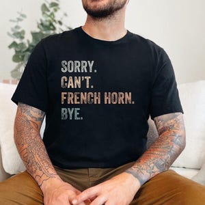 フレンチホルンシャツ、フレンチホルンTシャツ、フレンチホルン教師Tシャツ、フレンチホルン学生、フレンチホルン愛好家、高校音楽教師への贈り物