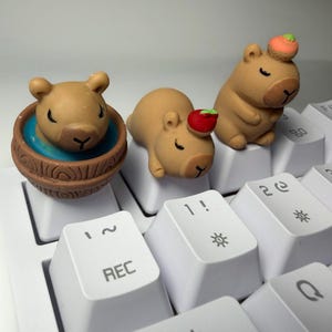 Tecla artesanal hecha a mano con diseño de capibara: accesorio de teclado kawaii personalizado