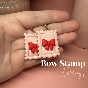 Pendientes de coqueta con lazo enmarcado y sello de letras Kawaii / Pendientes hechos a mano / Pendientes de arcilla polimérica / Pendientes hipoalergénicos / Pendientes personalizados